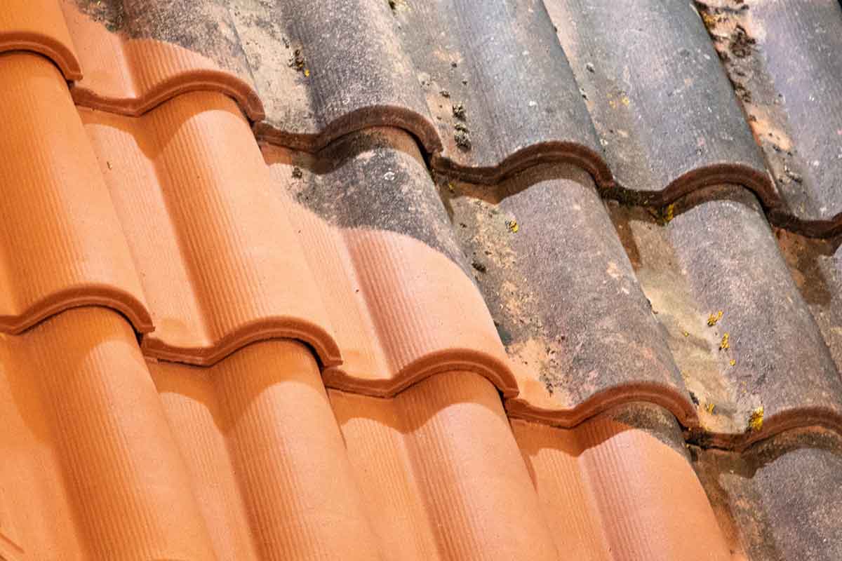 Dachziegel vorher und nach der Reinigung im Vergleich